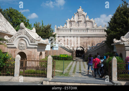 Yogyakarta, Java, Indonesia. Porta Est ingresso il Taman Sari, il Castello d'acqua, metà-18th. Secolo. Foto Stock