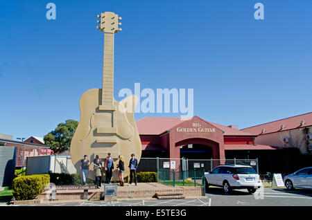 I turisti in posa davanti alla grande Golden Guitar, Tamworth Australia Foto Stock