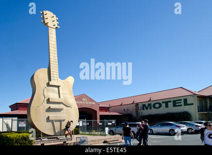 I turisti in posa davanti alla grande Golden Guitar, Tamworth Australia Foto Stock