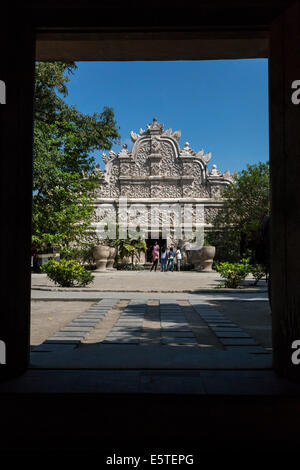 Yogyakarta, Java, Indonesia. West Gate ingresso il Taman Sari, il Castello d'acqua, dall'interno del cortile. Foto Stock