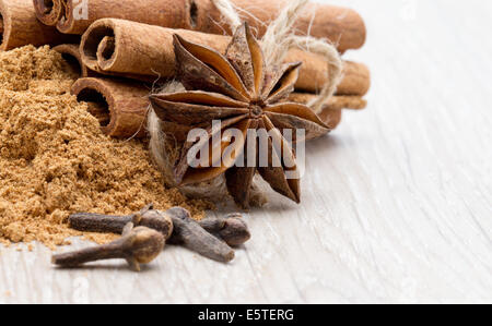 I chiodi di garofano, anice e cannella isolati su sfondo bianco Foto Stock