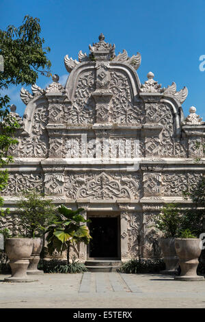 Yogyakarta, Java, Indonesia. Javanese-Hindu decorazioni floreali sul West Gate ingresso il Taman Sari, il Castello d'acqua. Foto Stock