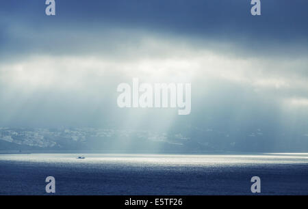 Baia di Tangeri, Marocco. La luce del sole passa attraverso nuvole temporalesche Foto Stock