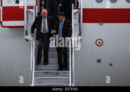 Bogotà, Colombia. 5 Ago, 2014. Spagna l'ex Re Juan Carlos I (L) arriva presso la base militare di Catam, a Bogotà, capitale della Colombia, il 5 agosto 2014. Juan Carlos I è stato a Bogotà per partecipare alla cerimonia di insediamento del Presidente colombiano Juan Manuel Santos giovedì. Credito: Jhon Paz/Xinhua/Alamy Live News Foto Stock