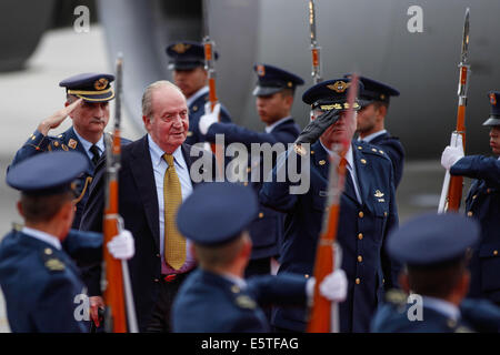 Bogotà, Colombia. 5 Ago, 2014. Spagna l'ex Re Juan Carlos I ispeziona la guardia d'onore durante una cerimonia di benvenuto presso la base militare di Catam, a Bogotà, capitale della Colombia, il 5 agosto 2014. Juan Carlos I sono arrivati a Bogotà per partecipare alla cerimonia di insediamento del Presidente colombiano Juan Manuel Santos giovedì. Credito: Jhon Paz/Xinhua/Alamy Live News Foto Stock