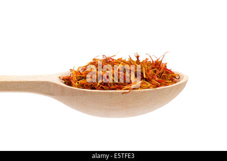 Lo zafferano spice in cucchiaio di legno isolamento sfondo bianco Foto Stock