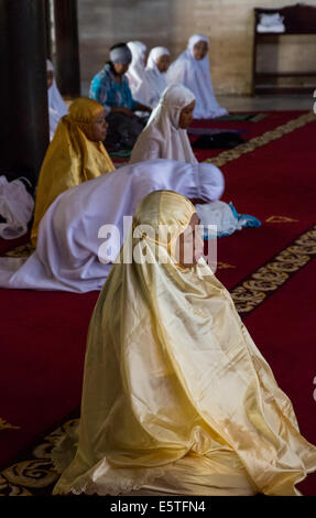 Yogyakarta, Java, Indonesia. Le donne in attesa di metà giornata di preghiera alla Grande Moschea, Masjid Gedhe Kauman, mid-18th. Secolo. Foto Stock