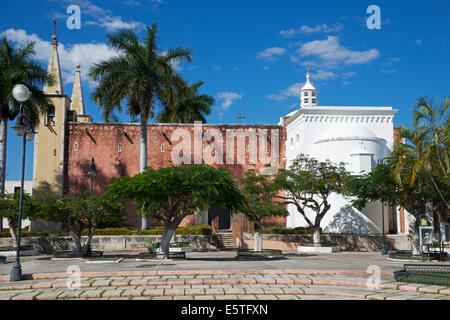 Santa Ana Chiesa e Parque Santa Ana Merida Yucatan Messico Foto Stock