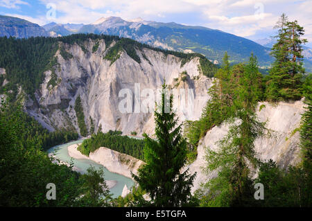 Le scogliere di calcare in corrispondenza di un ansa del fiume del AVorderrhein, Ruinaulta Valley, vicino Illanz del Cantone dei Grigioni, Svizzera Foto Stock