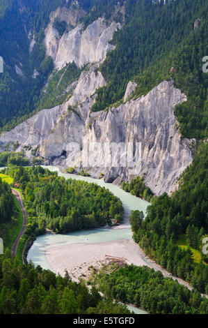 Le scogliere di calcare in corrispondenza di un ansa del fiume del Vorderrhein, Ruinaulta Valley, vicino Illanz del Cantone dei Grigioni, Svizzera Foto Stock