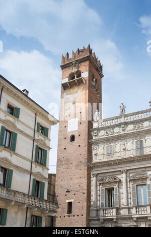 Torre nel centro storico della città di Verona (Italia) Foto Stock