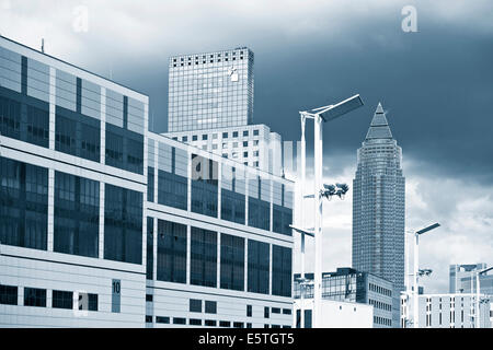 Fiera di Francoforte con Messeturm tower, Torhaus edificio e Messehalle 10 hall, Frankfurt am Main, Hesse Foto Stock