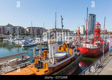 Il Galles, Glamorgan, Swansea, Swansea Docks, National Waterfront Museum, navi storiche e moderne Waterside Apartments Foto Stock