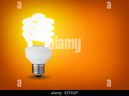 Idea concetto con incandescente lampadina a risparmio energetico Foto Stock