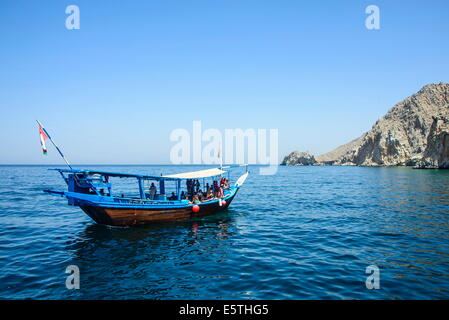 Imbarcazione turistica in forma di un dhow a vela nel Khor ash-sham fiordo, Musandam, Oman, Medio Oriente Foto Stock