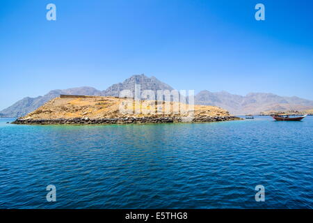 Isola del telegrafo in Khor ash-sham fiordo, Musandam, Oman, Medio Oriente Foto Stock