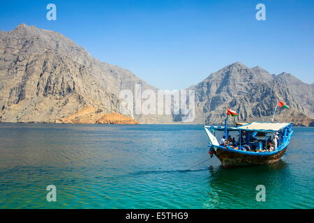 Imbarcazione turistica in forma di un dhow a vela nel Khor ash-sham fiordo, Musandam, Oman, Medio Oriente Foto Stock