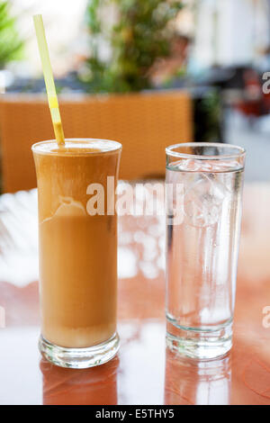 Bicchieri di frappé caffè e acqua Foto Stock
