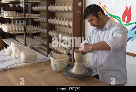 Artista in ceramica lo stampaggio di un mestiere Selçuk Turchia Foto Stock