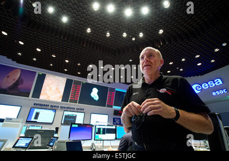 Darmstadt, Germania. 06 Ago, 2014. Senior consulente scientifico dell'ESA, Mark McCaughrean, segue il percorso di volo della robotica sonda spaziale Rosetta nel SEC del centro di controllo di Darmstadt, Germania, 06 agosto 2014. Rosetta raggiungerà la cometa '67P/Churyumov?Gerasimenko' nel corso del giorno dopo dieci anni di volare attraverso lo spazio. Rosetta in orbita attorno alla cometa segna l'inizio dell'emozionante finale di circa 6 miliardi di km di viaggio alla cometa, che dovrebbe culminare con la sonda spaziale di atterraggio sulla cometa. Foto: BORIS ROESSLER/DPA/Alamy Live News Foto Stock