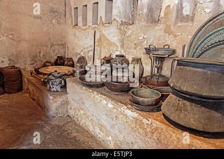 Vecchio arabo utensili in metallo Foto Stock