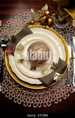 Ultima tendenza dell'oro metallico di Natale a tema cena formale tabella luogo impostazione con bella bone china, ninnolo. Foto Stock