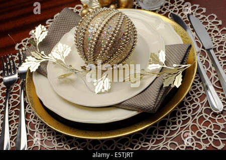 Ultima tendenza dell'oro metallico di Natale a tema cena formale tabella luogo impostazione con bella bone china, ninnolo Foto Stock