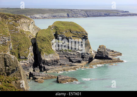 Scogliere sul mare vicino a sud pila faro, Anglesey, Galles Foto Stock