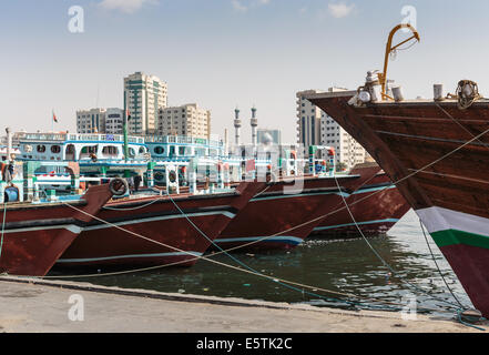 SHARJAH EMIRATI ARABI UNITI - 29 ottobre: Sharjah porto, il 29 ottobre 2013. Sharjah si trova lungo la costa settentrionale del Golfo Persico su Arabian Foto Stock