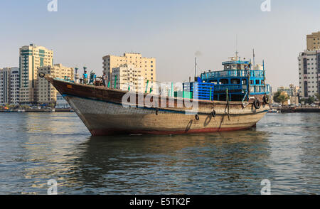 SHARJAH EMIRATI ARABI UNITI - 29 ottobre: Sharjah porto, il 29 ottobre 2013. Sharjah si trova lungo la costa settentrionale del Golfo Persico su Arabian Foto Stock