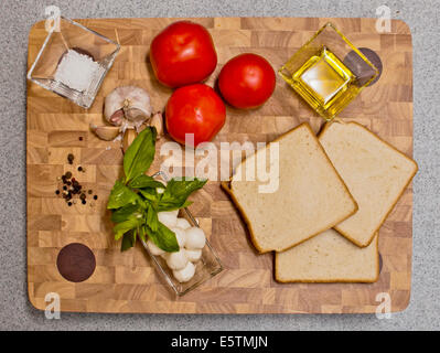 Ingredienti per la produzione di pane tostato con verdure Foto Stock