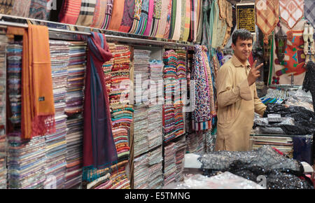 DUBAI, UAE-novembre 15: Strada Del Mercato Di Dubai Deira in novembre 15, 2013 in Dubai EMIRATI ARABI UNITI. Più grande mercato in Dubai. Foto Stock