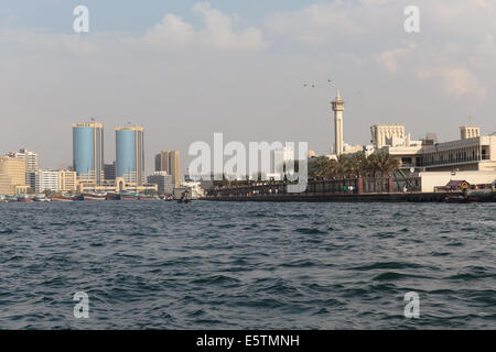 DUBAI, Emirati Arabi Uniti - 15 novembre 2013: Creek e la città vecchia di Dubai. Foto Stock