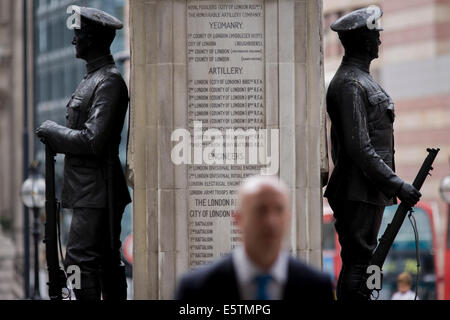 L uomo moderno e alla perdita di una generazione di giovani. Nel centesimo anno dopo WW1 iniziato, il memoriale di guerra gli eroi in Cornhill, City of London ricordare quelli uccisi nella prima guerra mondiale, perso nelle trincee e i campi delle Fiandre dal 1914-19. Dedicato dalla città di Londra e del Regno Unito del capitale finanziario e al cuore storico. Due soldati viso lontano da ogni altra con fucili tra loro stivali, essi rappresentano una generazione perduta quando la nazione a favore della gioventù sacrificato la loro vita nel XX secolo il primo grande conflitto. L'iscrizione dice che i loro nomi vivranno per sempre. Foto Stock