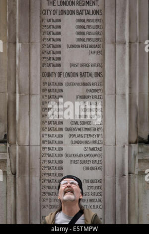 Omaggio a Londra del reggimento battaglioni: al centesimo anno dopo WW1 iniziato, il memoriale di guerra gli eroi in Cornhill, City of London ricordare quelli uccisi nella prima guerra mondiale, perso nelle trincee e i campi delle Fiandre dal 1914-19. Dedicato dalla città di Londra e del Regno Unito del capitale finanziario e al cuore storico. Due soldati viso lontano da ogni altra con fucili tra loro stivali, essi rappresentano una generazione perduta quando la nazione a favore della gioventù sacrificato la loro vita nel XX secolo il primo grande conflitto. L'iscrizione dice che i loro nomi vivranno per sempre. Foto Stock