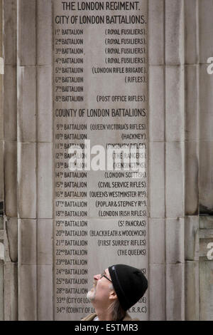 Omaggio a Londra del reggimento battaglioni: al centesimo anno dopo WW1 iniziato, il memoriale di guerra gli eroi in Cornhill, City of London ricordare quelli uccisi nella prima guerra mondiale, perso nelle trincee e i campi delle Fiandre dal 1914-19. Dedicato dalla città di Londra e del Regno Unito del capitale finanziario e al cuore storico. Due soldati viso lontano da ogni altra con fucili tra loro stivali, essi rappresentano una generazione perduta quando la nazione a favore della gioventù sacrificato la loro vita nel XX secolo il primo grande conflitto. L'iscrizione dice che i loro nomi vivranno per sempre. Foto Stock