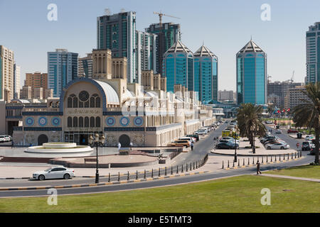 SHARJAH EMIRATI ARABI UNITI - 28 ottobre 2013: souq centrale Mega Mall aperto a Dicembre 2001 e diventare uno dei leader del mercato al dettaglio e tempo libero d Foto Stock