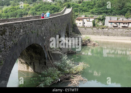 I detriti ammucchiati contro il Ponte della Maddalena Foto Stock