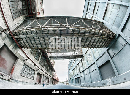 Un fish-eye prospettiva di vecchi magazzini in Port Adelaide, Australia. Foto Stock