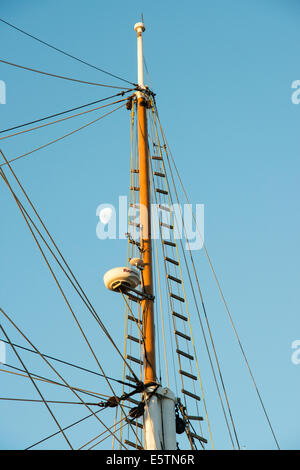 Cerca fino a vedere la luna accanto al montante e parte dell'armamento di un XIX secolo Tall Ship. Foto Stock