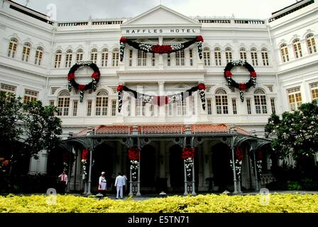SINGAPORE: Ingresso facciata di Raffles Hotel che ha aperto 1 dicembre 1887 e a questo giorno rimane Singapore's leading hotel Foto Stock