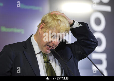 Finsbury Square, Londra, Regno Unito. Il 6 agosto, 2014. Boris Johnson annuncia la sua intenzione di stare nel 2015 elezione generale, dando al contempo dichiarazione europea presso gli uffici di Bloomberg, Londra, UK Credit: Jeff Gilbert/Alamy Live News Foto Stock