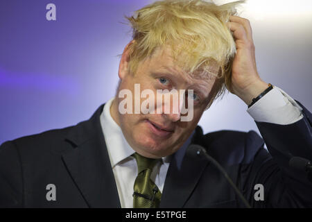 Finsbury Square, Londra, Regno Unito. Il 6 agosto, 2014. Boris Johnson annuncia la sua intenzione di stare nel 2015 elezione generale, dando al contempo dichiarazione europea presso gli uffici di Bloomberg, Londra, UK Credit: Jeff Gilbert/Alamy Live News Foto Stock