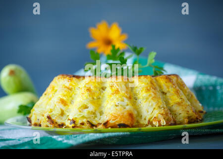 Casseruola di riso con zucchine e frittata al formaggio Foto Stock