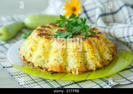 Casseruola di riso con zucchine e frittata al formaggio Foto Stock