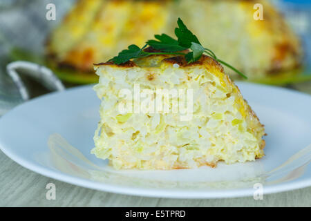 Casseruola di riso con zucchine e frittata al formaggio Foto Stock