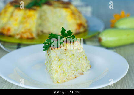 Casseruola di riso con zucchine e frittata al formaggio Foto Stock