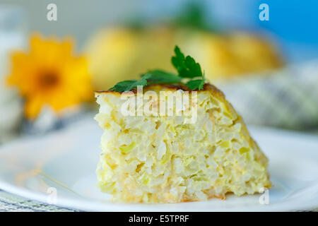 Casseruola di riso con zucchine e frittata al formaggio Foto Stock