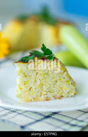 Casseruola di riso con zucchine e frittata al formaggio Foto Stock