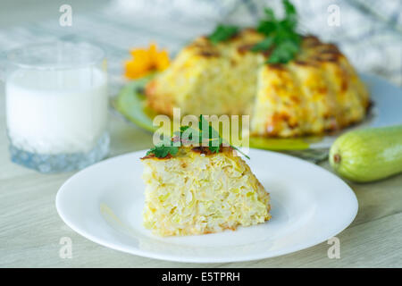 Casseruola di riso con zucchine e frittata al formaggio Foto Stock